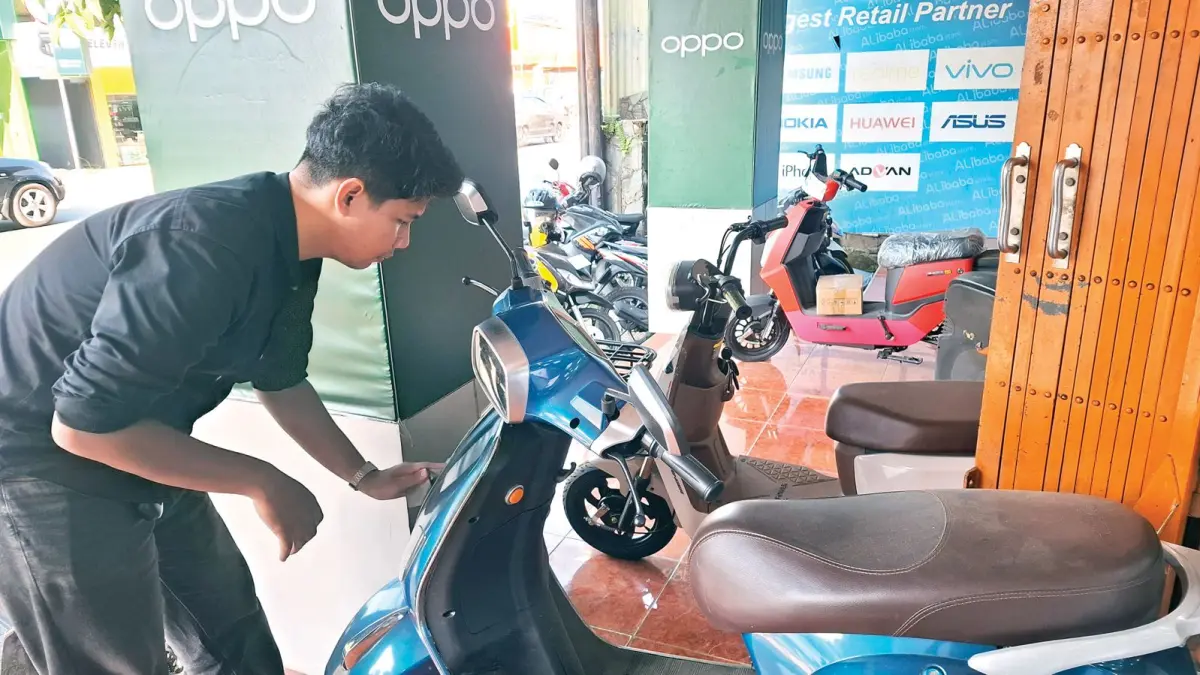 SEPEDA LISTRIK: Karyawan toko Alibaba di Kota Batu membersihkan unit sepeda listrik yang kini ramai diburu masyarakat.