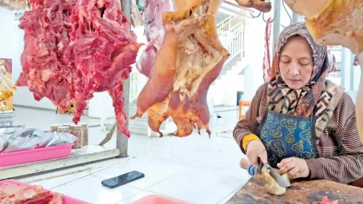 LESU: Penjual daging, Umi Latifah di lapaknya di Pasar Among Tani Batu beberapa hari lalu. Foto:&nbsp;RAMIZARD RAFSANJANI/RADAR BATU