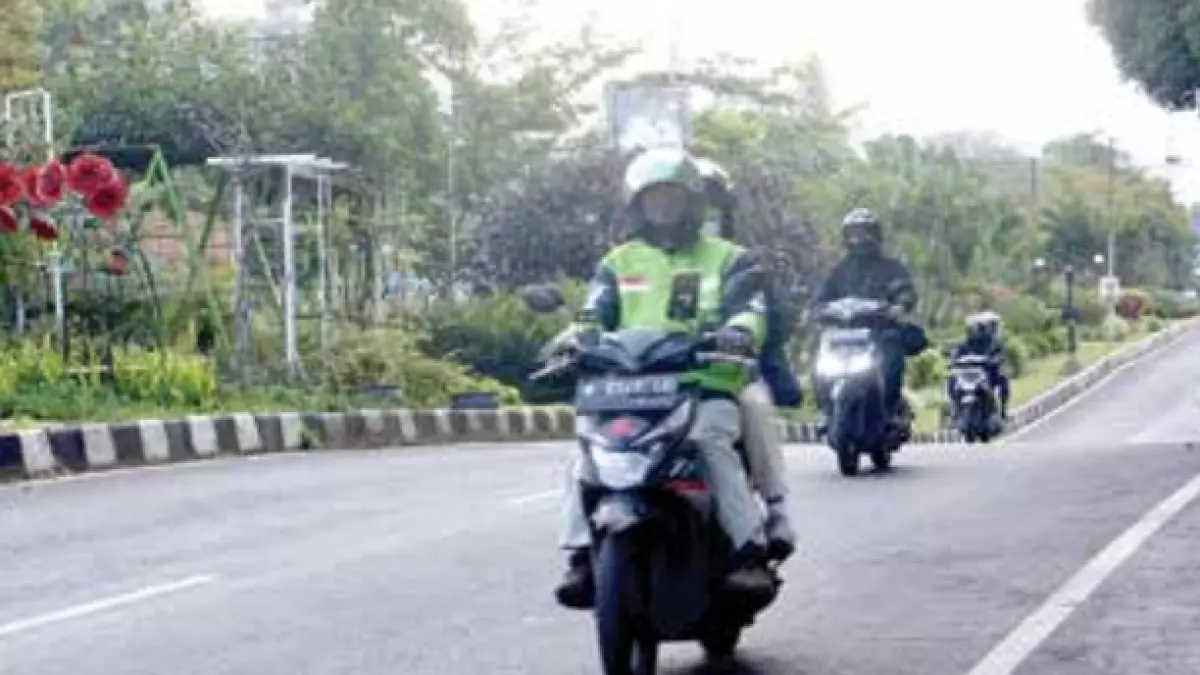 PENDAPATAN MENURUN: Driver ojol melintas di kawasan Jalan Sultan Agung, Kecamatan Batu beberapa hari lalu. Foto:&nbsp;RORI DINANDA BESTARI/RADAR BATU