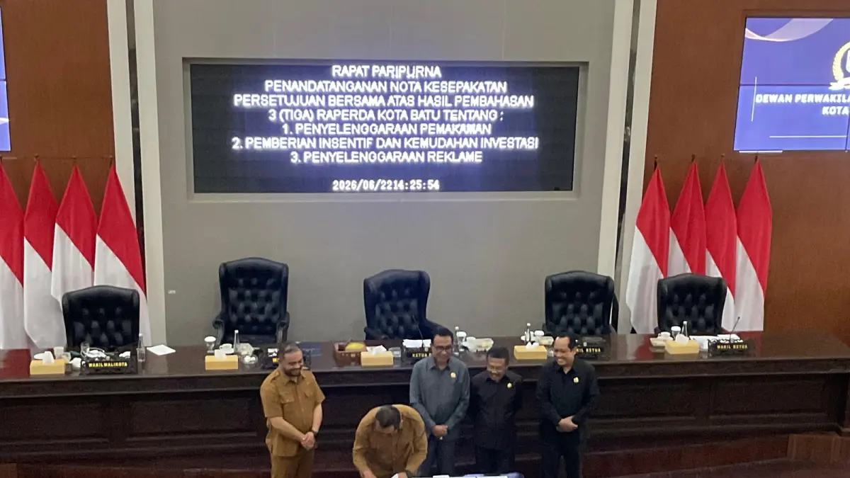 DISETUJUI BERSAMA: Wali Kota Batu Nurochman menandatangi nota kesepakatan pengesahan tiga perda dalam Rapat Paripurna di Gedung DPRD Kota Batu kemarin (22/6).