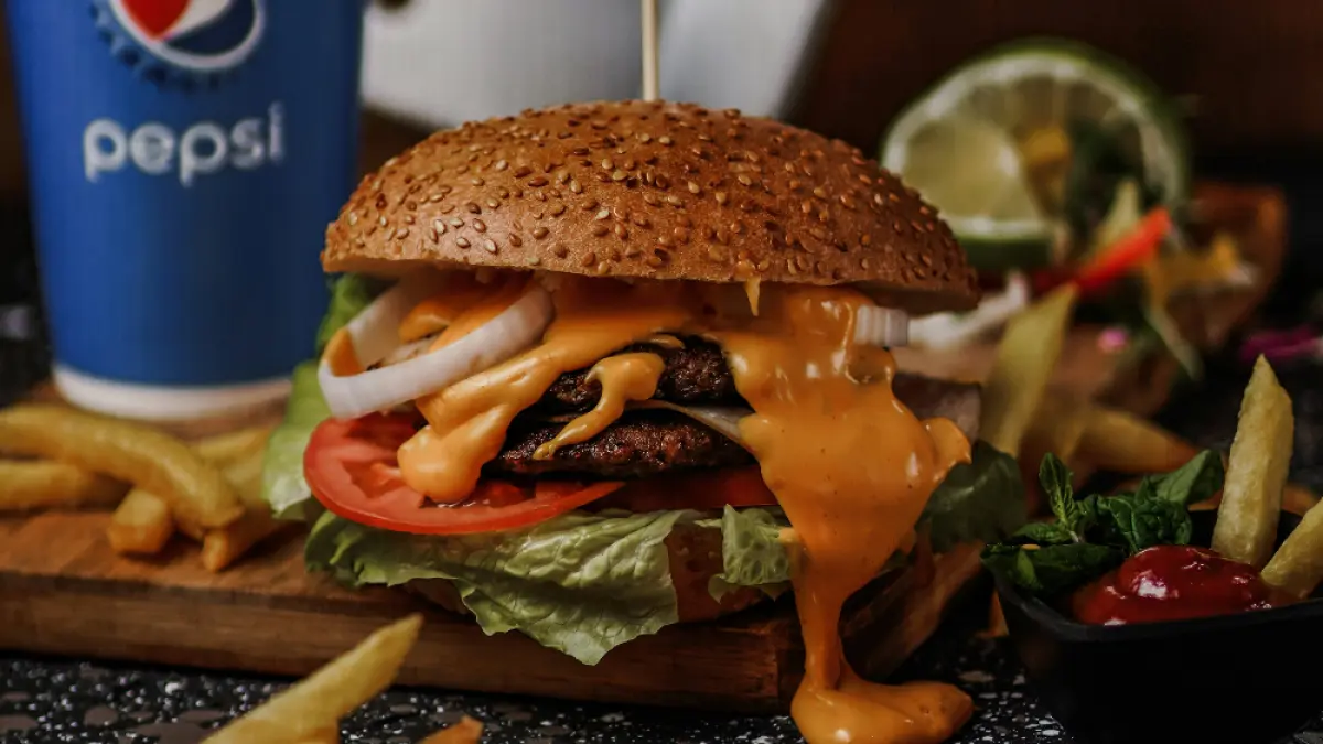 Ilustrasi makanan cepat saji, burger untuk teman nonton Piala Dunia 2026. (Unsplash).