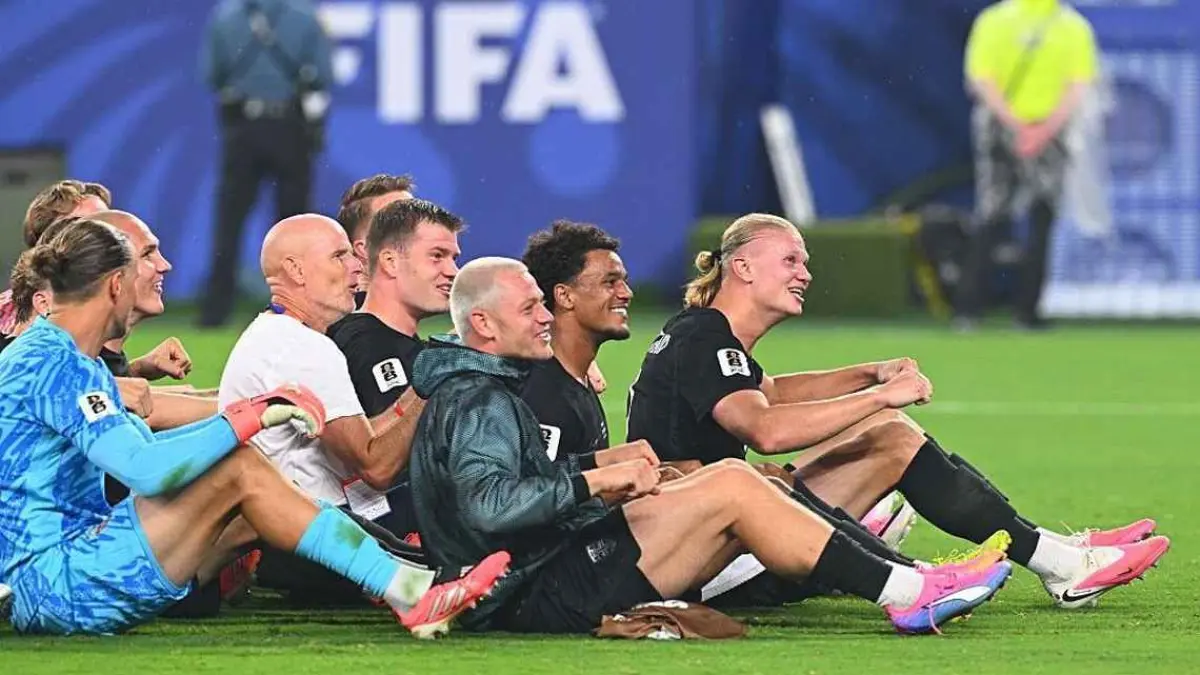 Timnas Norwegia bergabung bersama para suporter dalam selebrasi Viking Row setelah mengalahkan Senegal di Piala Dunia 2026. 