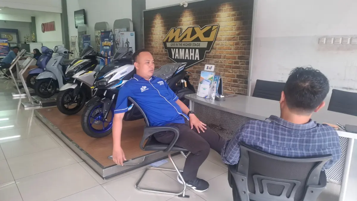 CEK HARGA: Manajer diler Yamaha melayani pelanggan di Jalan Agus Salim, Kelurahan Sisir, Kecamatan Batu. Melemahnya nilai tukar rupiah berimbas pada naiknya harga sejumlah tipe motor matik.
