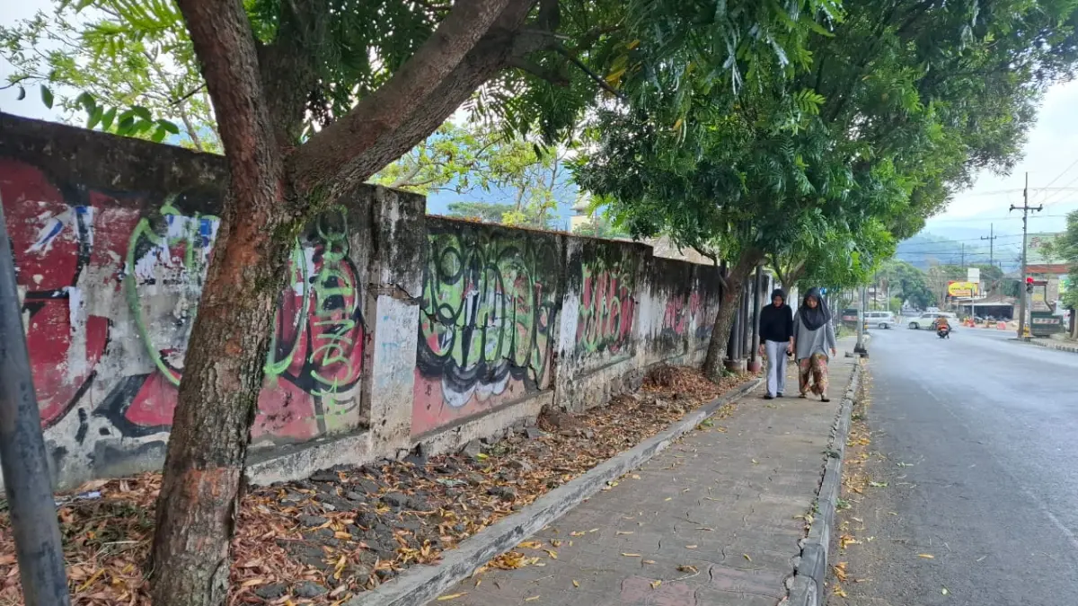 RUSAK ESTETIKA: Coretan grafiti liar mengotori salah satu dinding di Jalan Hasanuddin, Kecamatan Batu, kemarin (22/6). Aksi vandalisme yang marak selama dua tahun terakhir ini mulai meresahkan warga dan wisatawan.