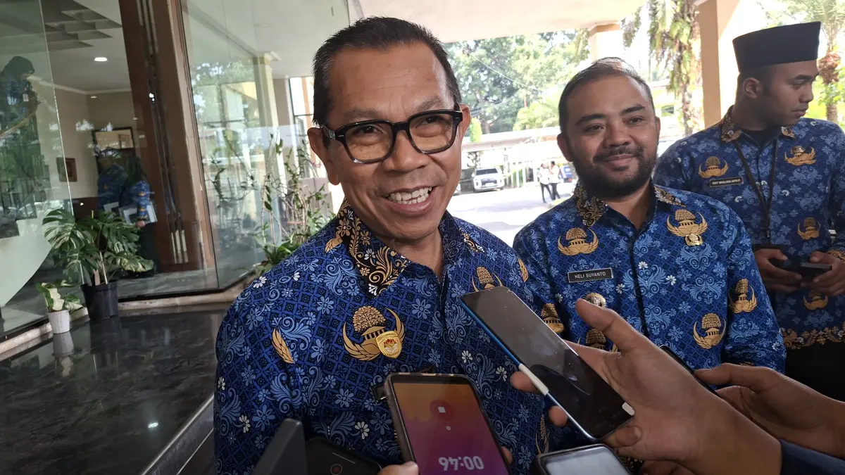 Wali Kota Batu Nurochman menjawab pertanyaan awak media. (Rori Dinanda Bestari/Radar Batu)