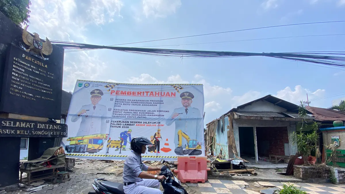DIBONGKAR TOTAL: Sejumlah lapak di kawasan Simpang Patih mulai dibongkar, beberapa waktu lalu. Pemkot Batu menyiapkan tiga opsi relokasi bagi pedagang terdampak penataan kawasan tersebut. 