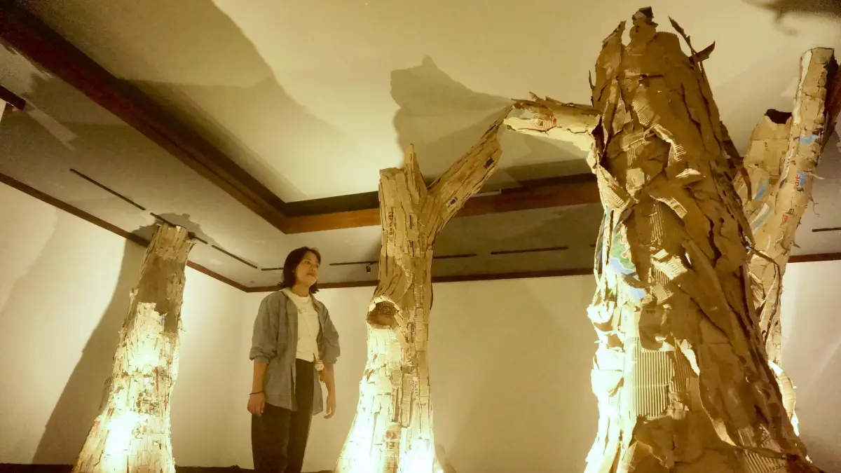 RESONANSI ALAM: Seorang pengunjung mengamati karya instalasi di Galeri Raos, Kecamatan Batu Selasa lalu (23/6). Pameran bertajuk Tanah Air ini mengkritik masifnya alih fungsi lahan dan deforestasi di Kota Batu.