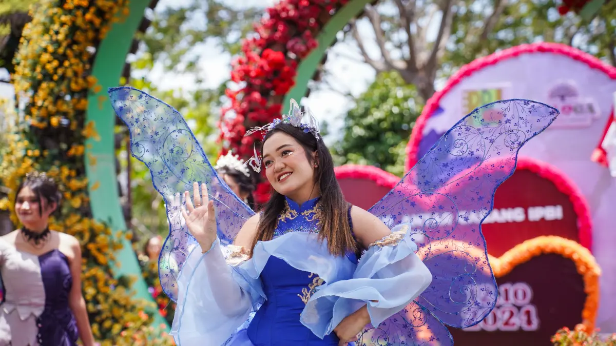 IKON WISATA: Talent Baloga tampil menghibur pengunjung dalam event Specta Flora Festival tahun lalu.