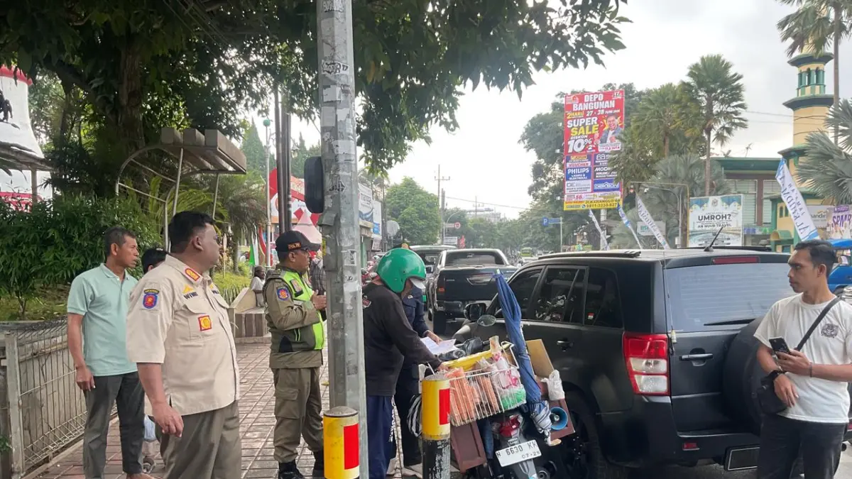 Personel Satpol PP Kota Batu menertibkan PKL liar di kawasan Alun-Alun Kota Wisata Batu. (Rori Dinanda Bestari/Radar Malang)