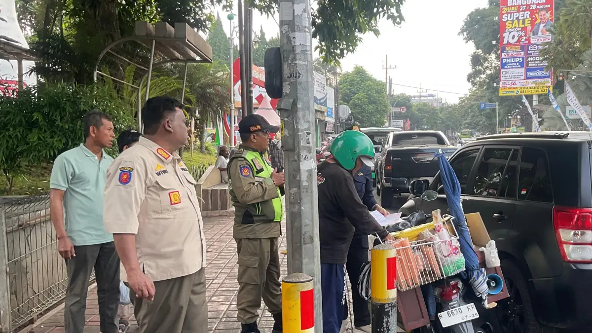 DIAMANKAN PETUGAS: Sejumlah PKL liar di kawasan Alun-Alun Kota Wisata Batu terjaring razia pada 26 Juni lalu.