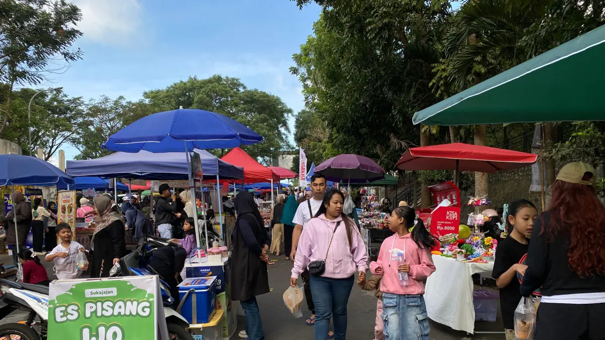MAKIN RAMAI: Suasana di CFD Mbatu Sae dipadati pengunjung kemarin pagi (28/6).