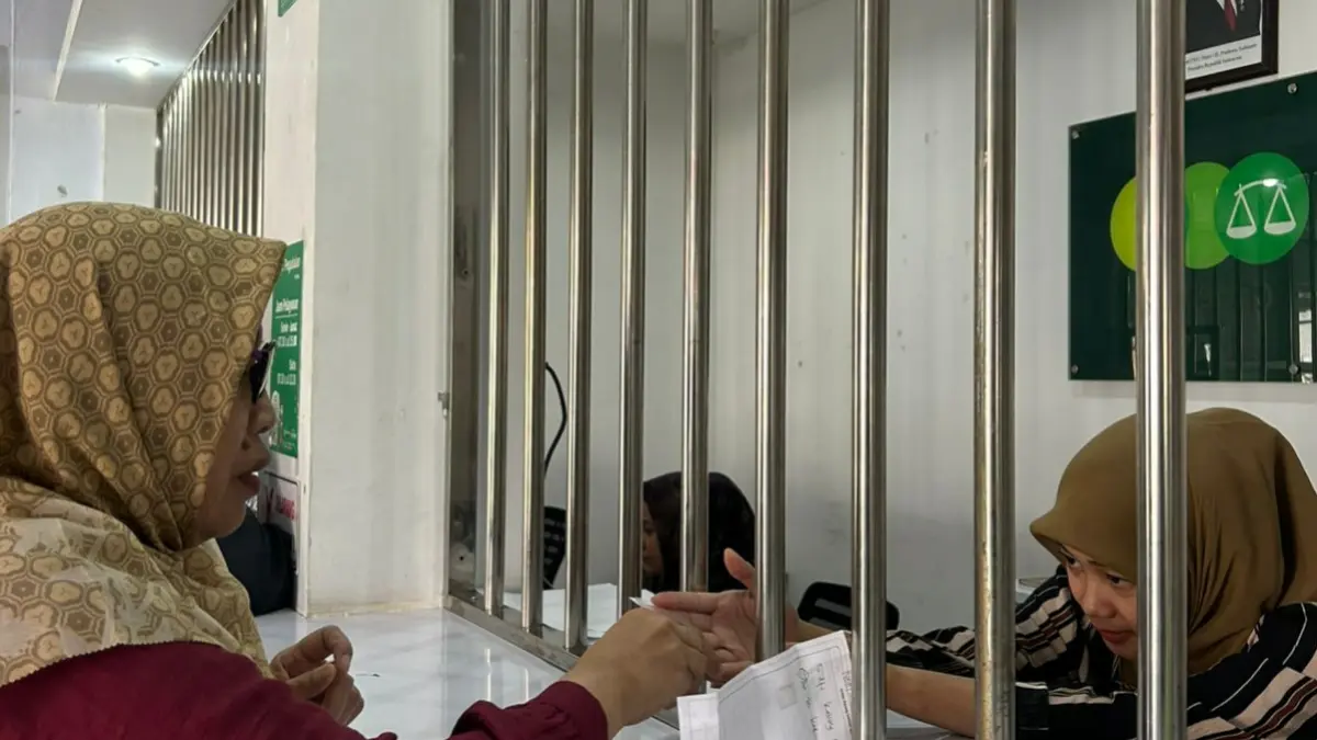 TRANSAKSI GADAI: Pramuniaga Pegadaian Kota Batu melayani costumer yang hendak menebus emas miliknya beberapa waktu lalu.