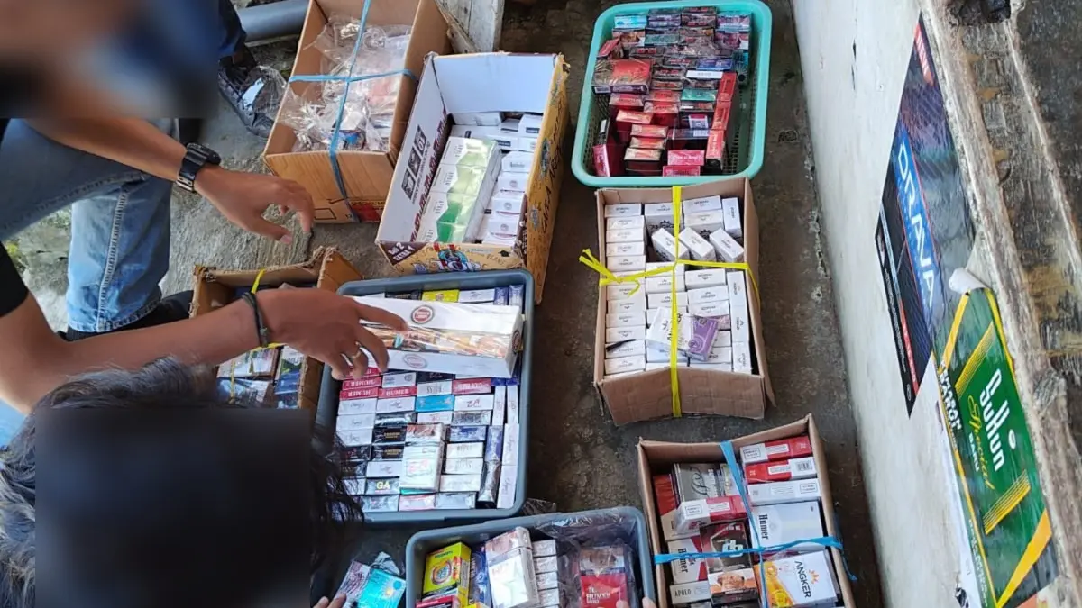 BARANG ILEGAL: Tim Bea Cukai Malang menyita ribuan rokok ilegal di salah satu toko kelontong di Kecamatan Junrejo beberapa waktu lalu. 