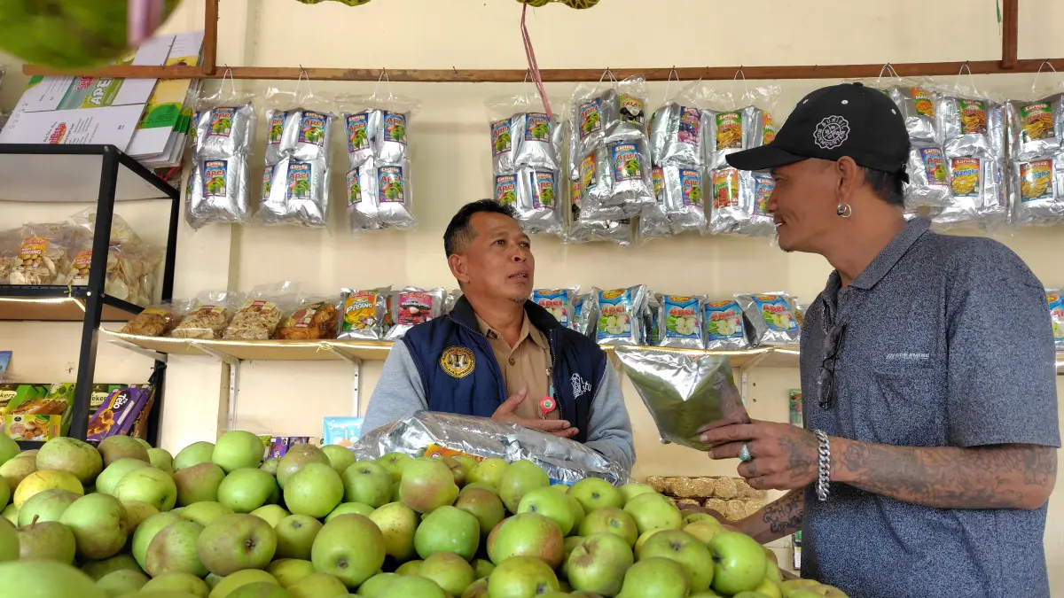 INSPEKSI MENDADAK: Petugas Diskumperindag Kota Batu meninjau langsung pedagang keripik buah di Jalan Pattimura, Kelurahan Temas, kemarin (29/6). 