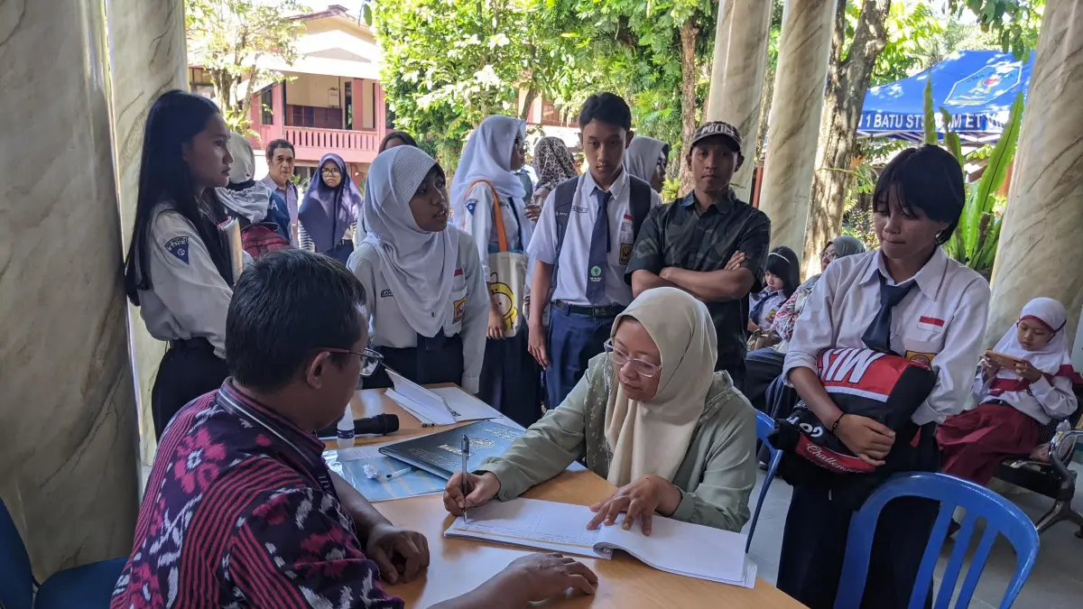 KUOTA TERPENUHI: Sejumlah calon siswa saat melakukan pendaftaran di SMA Negeri 1 Batu beberapa waktu lalu. 