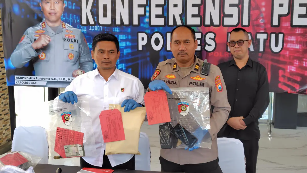 DIRINGKUS POLISI: Kasatreskrim Polres Batu AKP Zaenal Arifin dan Kasi Humas Polres Batu melakukan Press Release di Mapolres Batu kemarin (30/6).