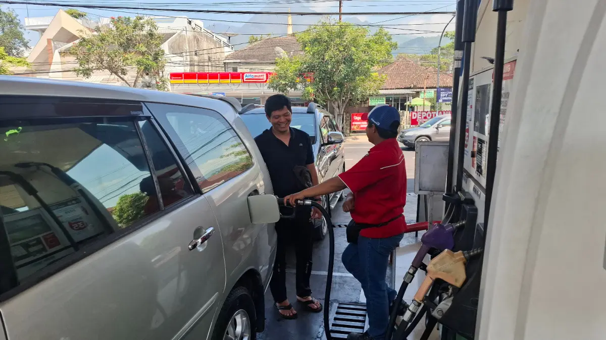 KONDUSIF: Antrean kendaraan pengguna bahan bakar solar di SPBU Sisir kembali normal setelah sempat mengular panjang hingga ke jalan raya, Jumat (26/6) lalu.