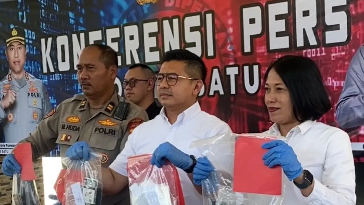 Kasatnarkoba Polres Batu Bobby Abadi Rustam dan Kasi Humas Polres Batu Iptu M Huda Rohman menunjukkan barang bukti narkotika saat jumpa pers di Mapolres Batu Selasa (30/6). (Rori Dinanda Bestari/Radar Malang)