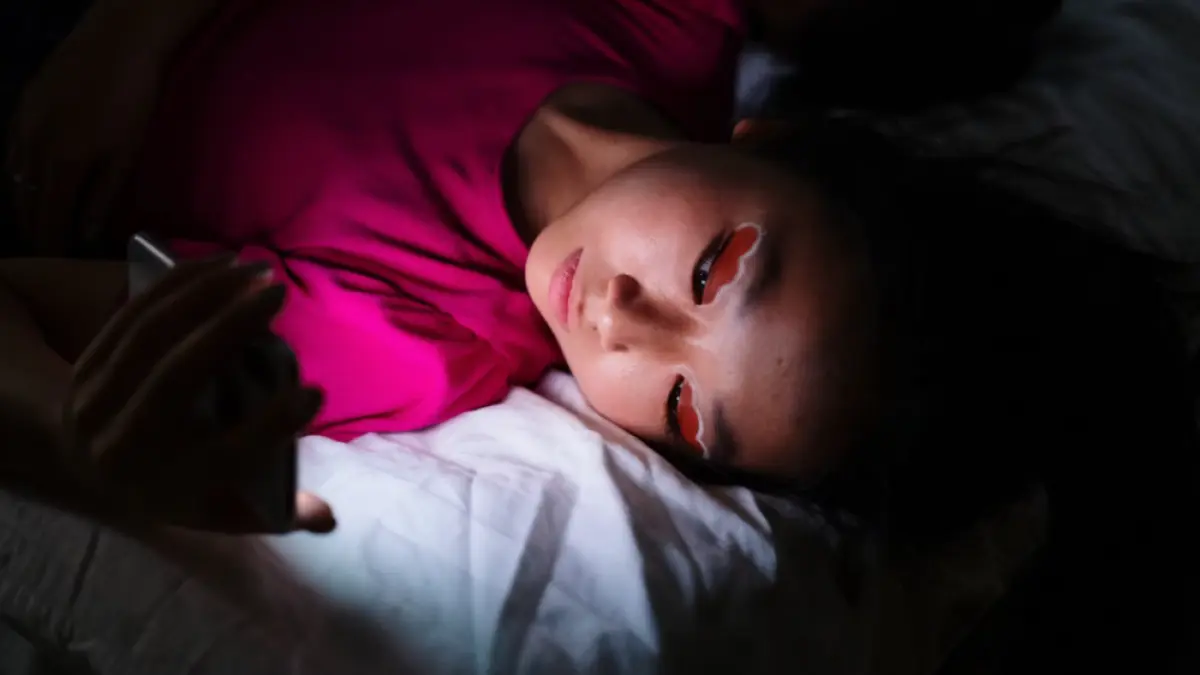 Suka Main Hp Sebelum Tidur Malah Bikin Gak Bisa Tidur? Ini Rahasia yang Harus Kalian Tahu! (Source: Pexels)