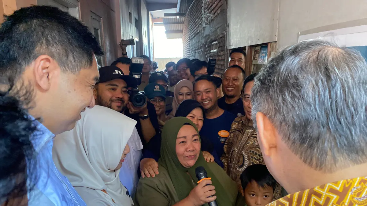 TERIMA BANTUAN: Salah seorang warga Kelurahan Temas, Kecamatan Batu berdialog langsung dengan Menteri Perumahan dan Kawasan Permukiman (PKP) Maruarar Sirait dan Ketua Satuan Tugas (Satgas) Perumahan Hashim Djojohadikusumo kemarin (1/7).