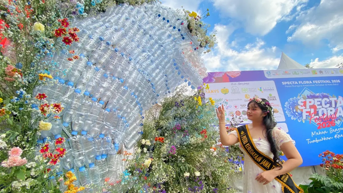 DAUR ULANG BARANG BEKAS: Salah satu karya floral scalpture dipamerkan di acara Specta Flora Festival di Baloga kemarin (2/7).