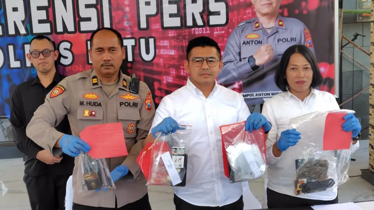 PRESS RELEASE: Kasatnarkoba Polres Batu Bobby Abadi Rustam dan Kasi Humas Polres Batu Iptu M. Huda Rohman menunjukkan barang bukti narkotika saat jumpa pers di Mapolres Batu Selasa lalu (30/6).