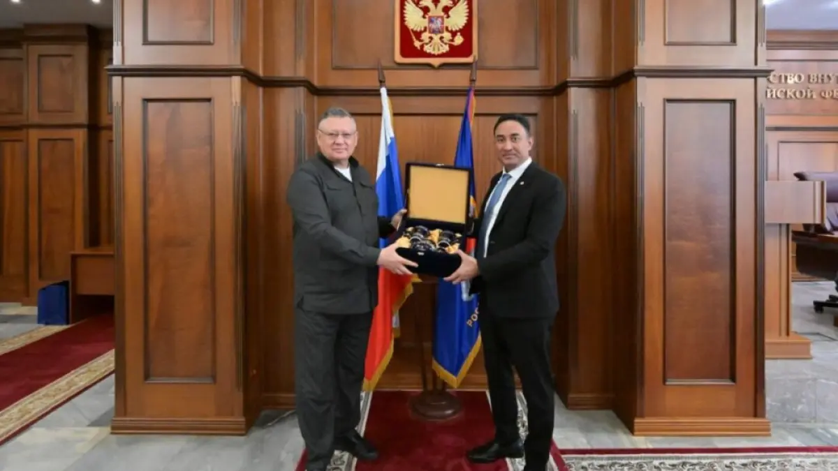 Kepala BNN Komisaris Jenderal Polisi Suyudi Ario Seto bersama dengan Wakil Menteri Dalam Negeri Federasi Rusia Igor Zubov dalam pertemuan di Moskow, Rusia, Senin (22/6). (Sumber: BNN RI).