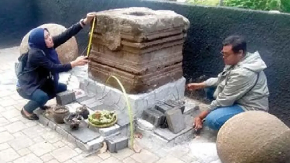 LESTARI: Tim cagar budaya dari Dinas Pariwisata Kota Batu melakukan pengukuran pada salah satu yoni di Desa Songgoriti beberapa waktu lalu.