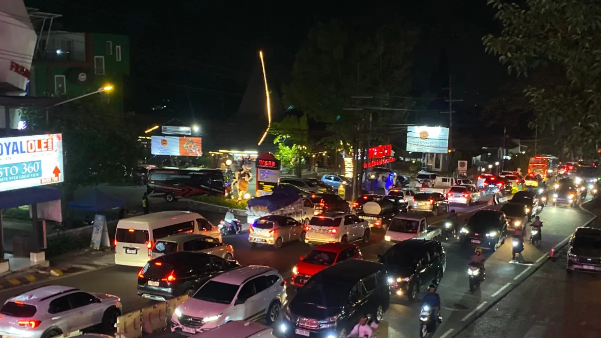 PADAT MERAYAP: Kondisi arus lalu lintas di kawasan Jalan Ir Soekarno, Kecamatan Batu dipenuhi kendaraan yang mengular pada Sabtu petang (4/7).