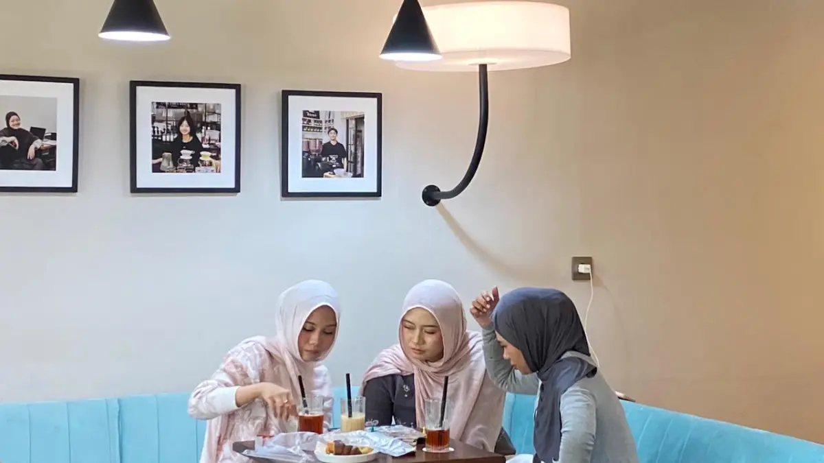 DAYA BELI LEMAH: Beberapa pengunjung salah satu kafe di Kota Batu tampak bersantai dan bercengkerama kemarin (30/6)