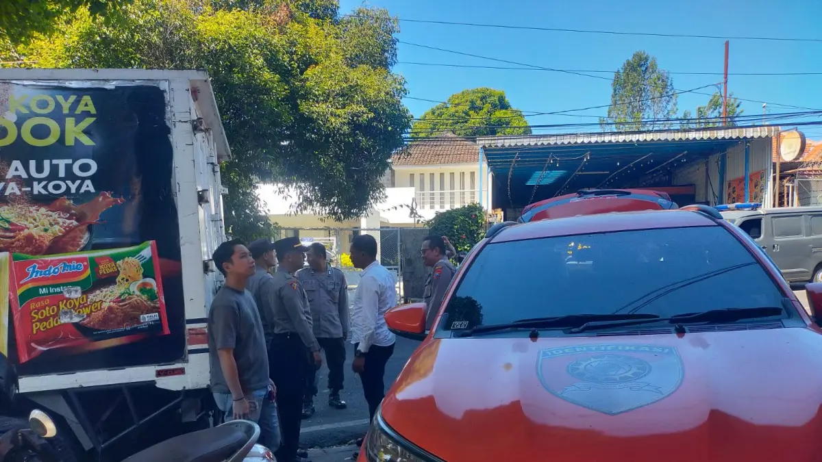 DIBOBOL MALING: Polres Batu melakukan olah TKP di Gudang PT Indomarco Adiprima, Jalan 
Suropati, Kelurahan Ngaglik kemarin pagi (6/7).
