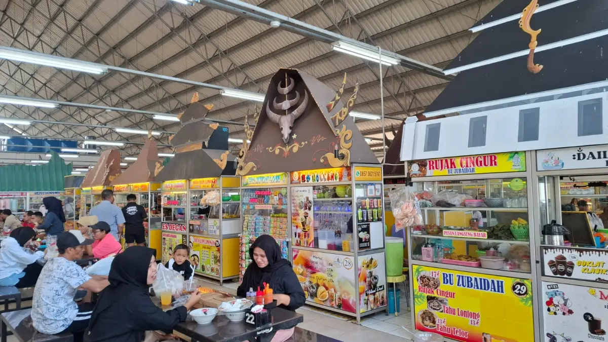 TERINSPIRASI RUMAH ADAT: Potret pasar kuliner lantai 3 di Pasar Induk Among Tani Kota Batu berkonsep rumah adat tradisional Indonesia  tampak ramai pengunjung beberapa hari lalu.