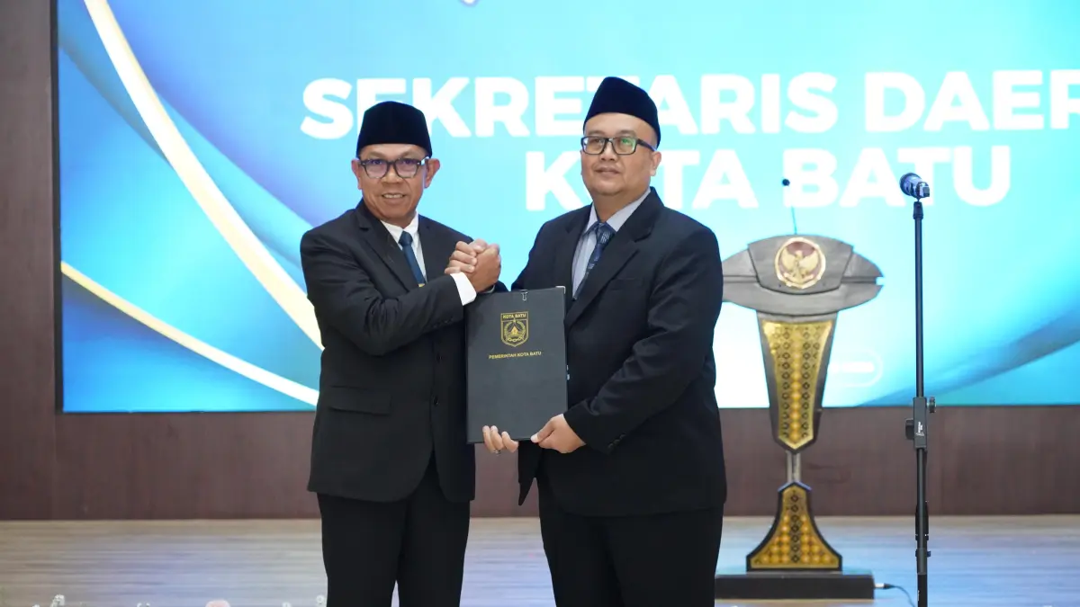 Wali Kota Batu Nurochman (kiri) bersama Sekda Kota Batu yang Baru, Alfi Nurhidayat. (Rori Dinanda Bestari/Radar Malang)