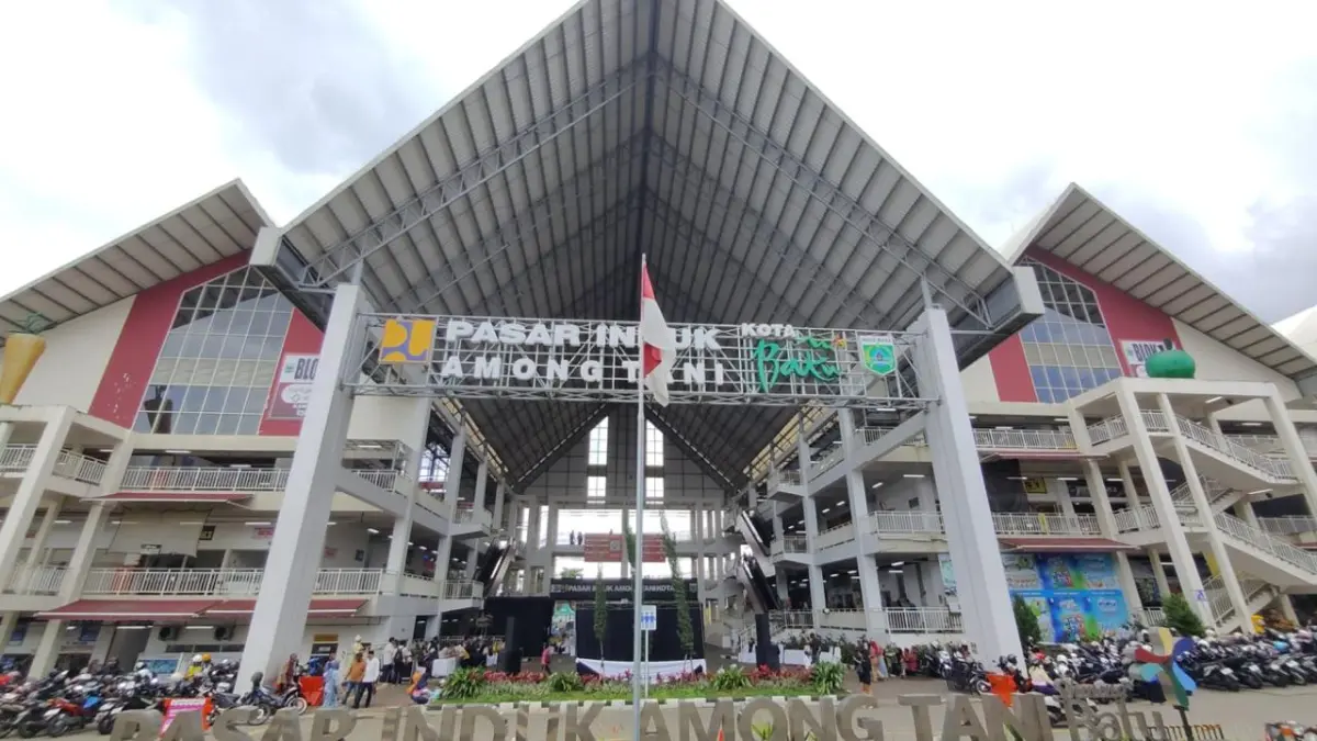 DIUSUT KEJARI: Kondisi Pasar Induk Among Tani Batu beroperasi beberapa hari lalu. Saat ini aset tersebut tersangkut dugaan korupsi kios dan los yang masuk dalam penyidikan Kejaksaan Negeri Batu.