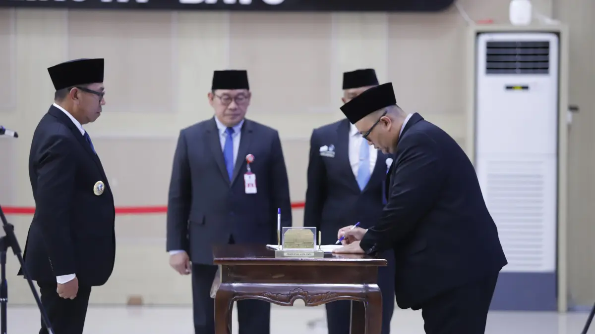 RESMI JADI SEKDA: Alfi Nurhidayat tanda tangani berkas.