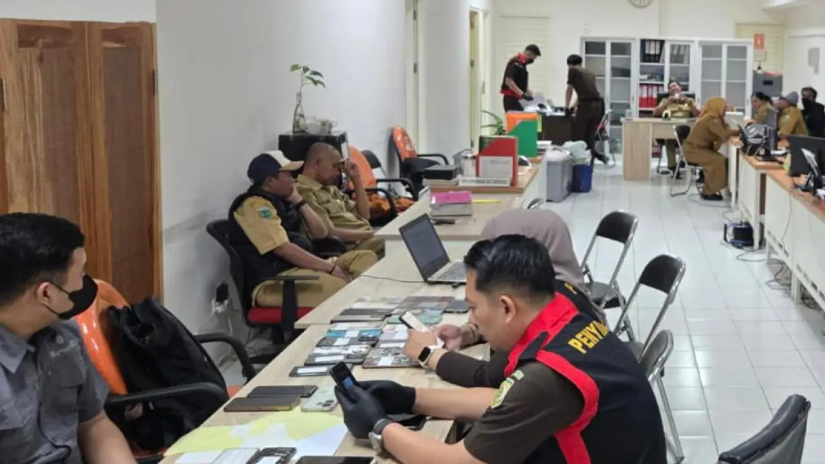 DIPERIKSA KEJAKSAAN: Tim Pidsus Kejari memeriksa ponsel milik ASN di Kantor Diskumperindag Kota Batu pada Senin lalu (6/7).