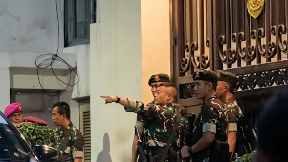 Kondisi rumah Jampidsus Kejagung Febrie Ardiansyah dijaga ketat personel TNI, Rabu (8/7). (Istimewa).