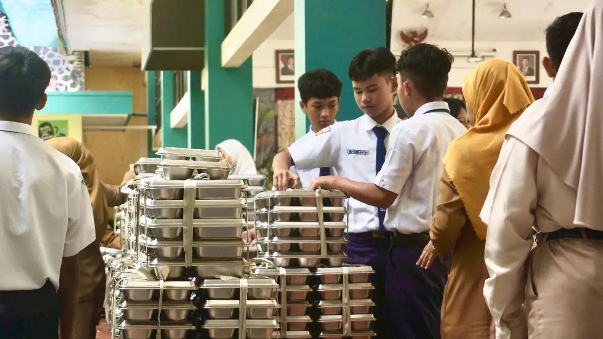 LIBUR SEMENTARA: Sejumlah siswa SMPN 1 Batu tampak mengantre untuk mengambil Makan Bergizi Gratis (MBG) beberapa waktu lalu.