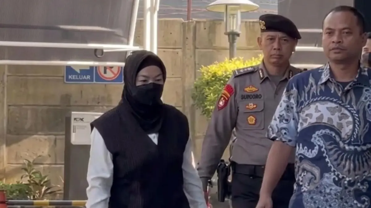 Bupati Sukoharjo, Etik Suryani (masker hitam) tiba di Gedung KPK. (Istimewa).