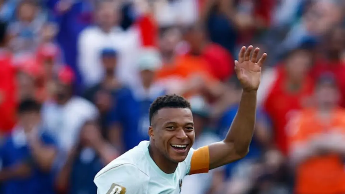Kylian Mbappé, kapten Timnas Prancis menunjukkan wajah sumringah usai memenangkan laga Prancis vs Maroko dengan skor 2-0, Jumat (10/7). (Google). 