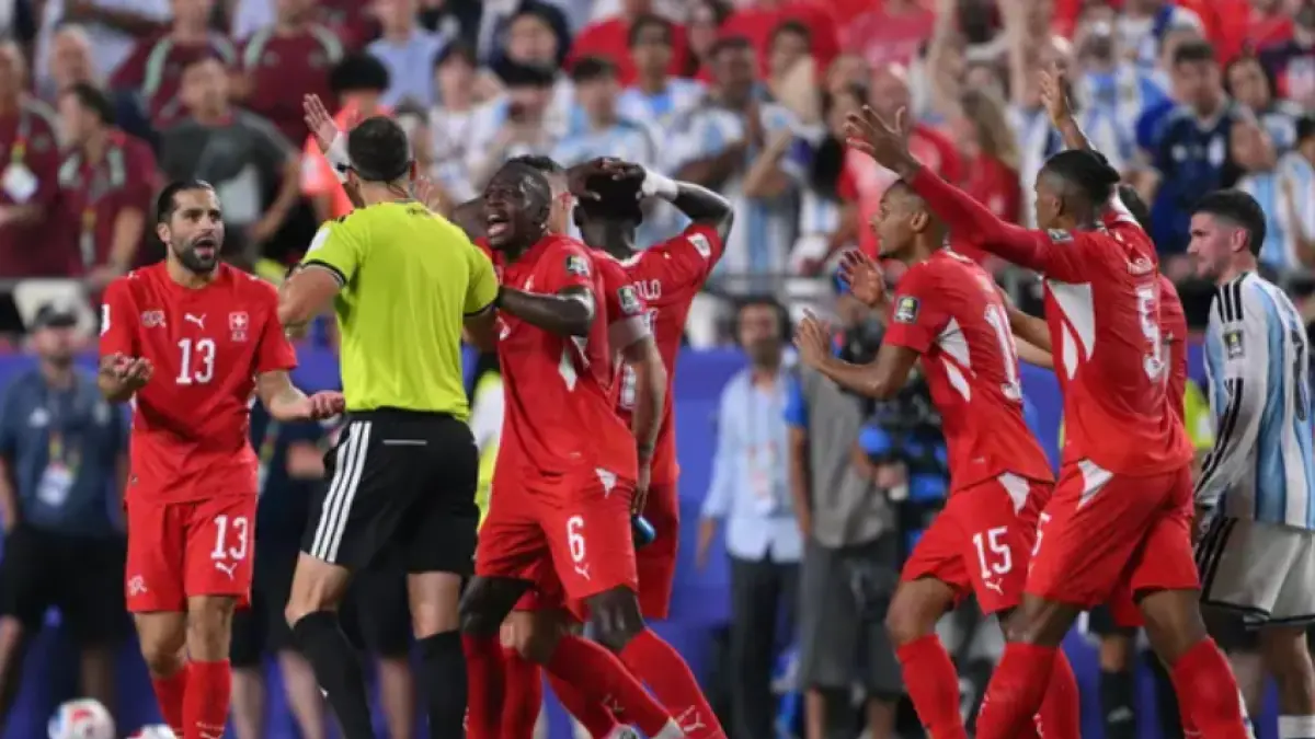 Niat Memancing Pelanggaran Malah Diusir Wasit, Kartu Merah Embolo Ubah Nasib Swiss vs Argentina (Istimewa)