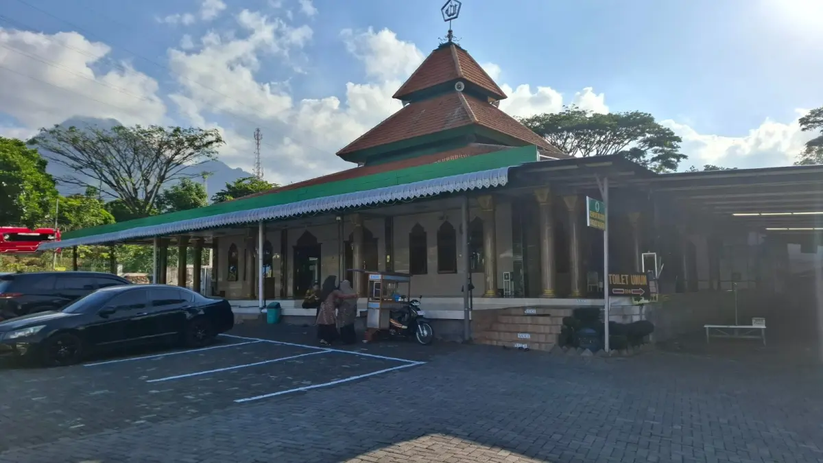 SERTIFIKASI HALAL: Pendamping proses produk halal menyerahkan sertifikasi halal yang sudah terbit ke pemilik kios tahu campur di Pasar Induk Among Tani Kota Batu beberapa hari lalu.