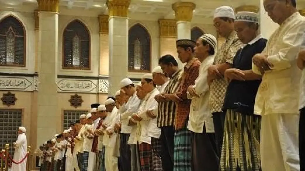 Ilustrasi Umat Muslim Melaksanakan Shalat Berjamaah. (Sumber: Pinterest).