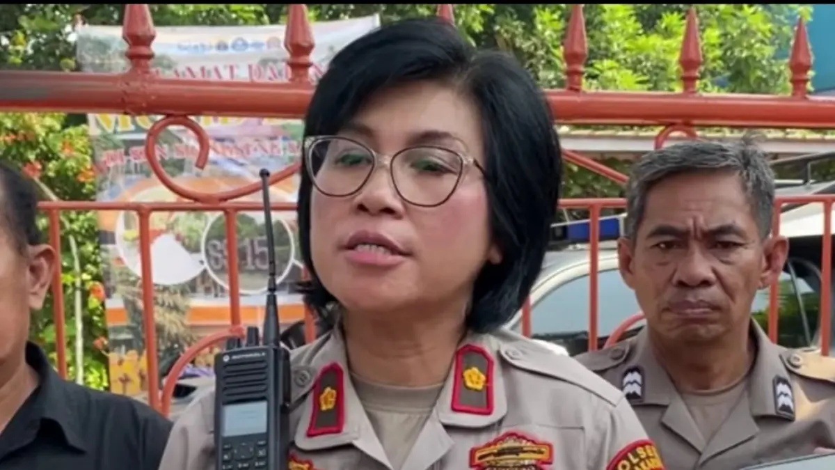 Kapolsek Jagakarsa Kompol Nurma Dewi dalam Pengecekan Area SDN Jagakarsa Jakarta Selatan. (Sumber: Youtube) 