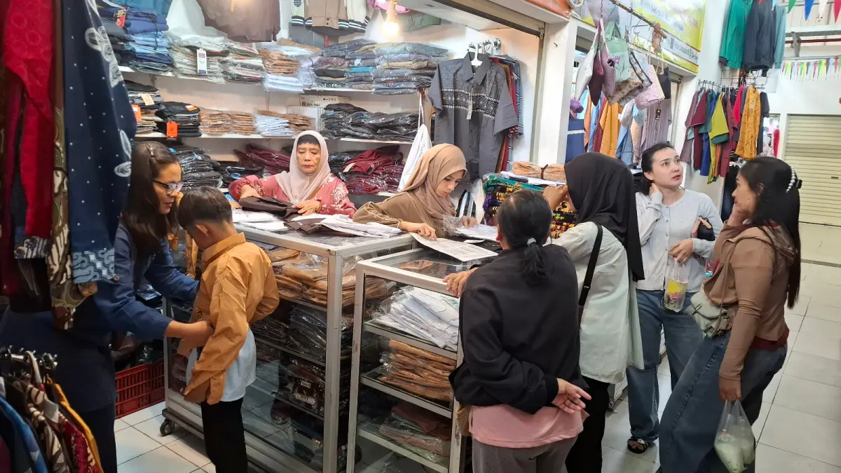 KEHABISAN STOK: Sejumlah orang tua berburu seragam sekolah, menyambut tahun ajaran baru 2026/2027, di salah satu kios Pasar Induk Among Tani Kota Batu beberapa hari lalu.