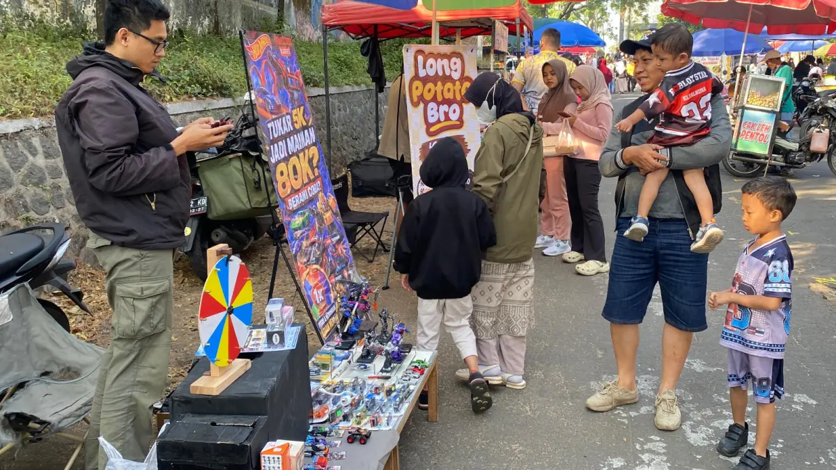 KREATIF: Beberapa orang tampak mengunjungi lapak diecast mini yang dipasarkan lewat skema permainan spin wheel di area CFD Mbatu Sae kemarin (12/7).