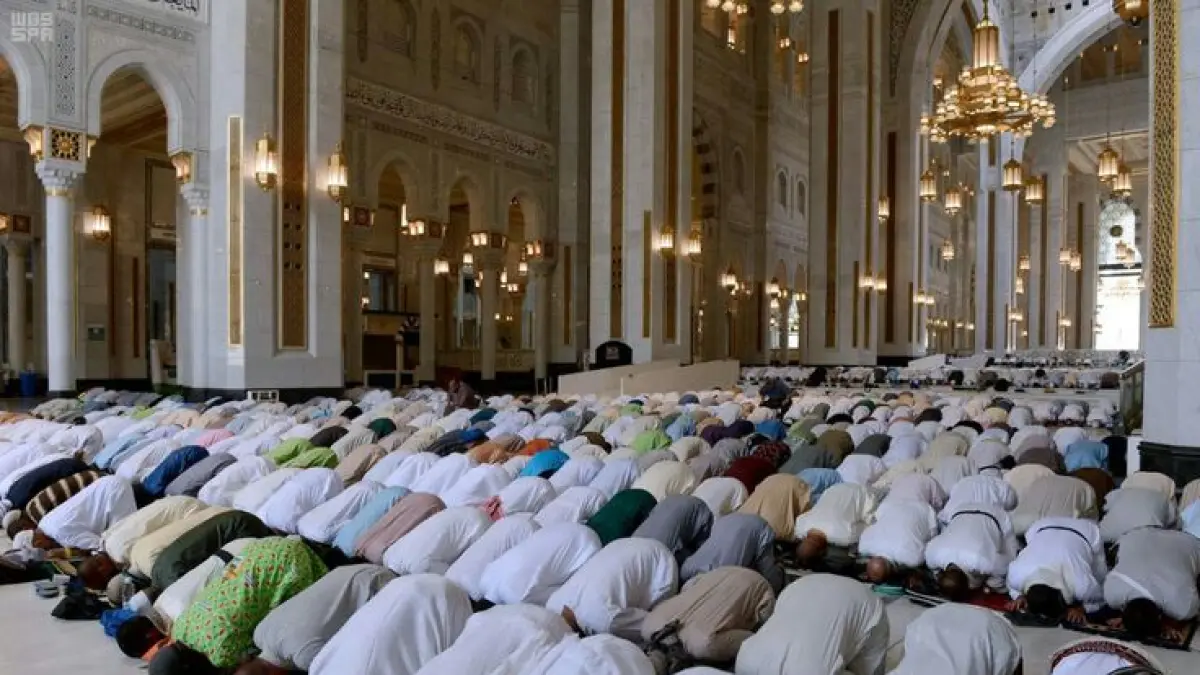 Ilustrasi Shalat Berjamaah di Masjid. (Sumber: Pinterest).
