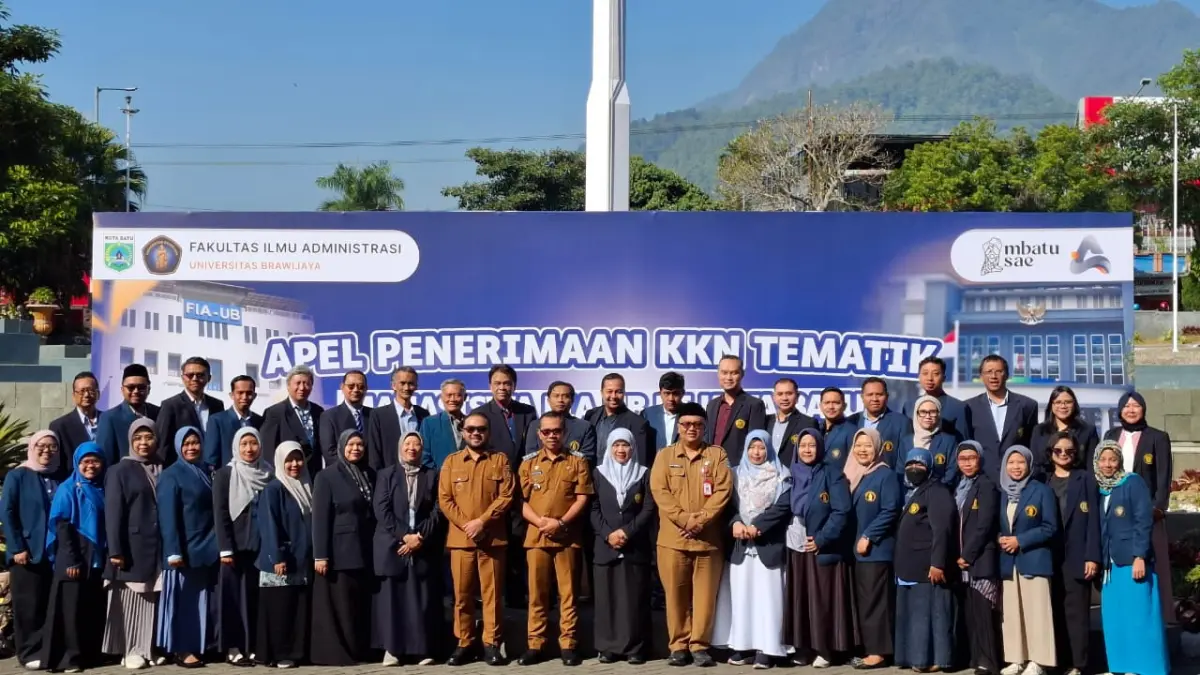 SEMANGAT: Dekan FIA Prof Dr Hamidah Nayati Utami S Sos M Si bersama Wali Kota Batu Nurochman, Wakil Wali Kota Heli Suyanto, Sekda Alfi Nur Hidayat dan jajaran Dosen FIA UB di depan Balai Kota Among Tani Batu, Selasa (14/7).&nbsp;
FOTO; RAMIZARD RAFSANJANI/RADAR BATU