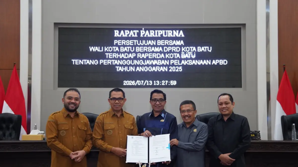 DISAHKAN: Wali Kota Batu Nurochman dan Wakil Wali Kota Batu bersama jajaran anggota DPRD Kota Batu dalam Rapat Paripurna Persetujuan Bersama Pemkot Batu dan DPRD Kota Batu atas Perda Pertanggungjawaban Pelaksanaan APBD 2025 pada Senin sore lalu (13/7).
