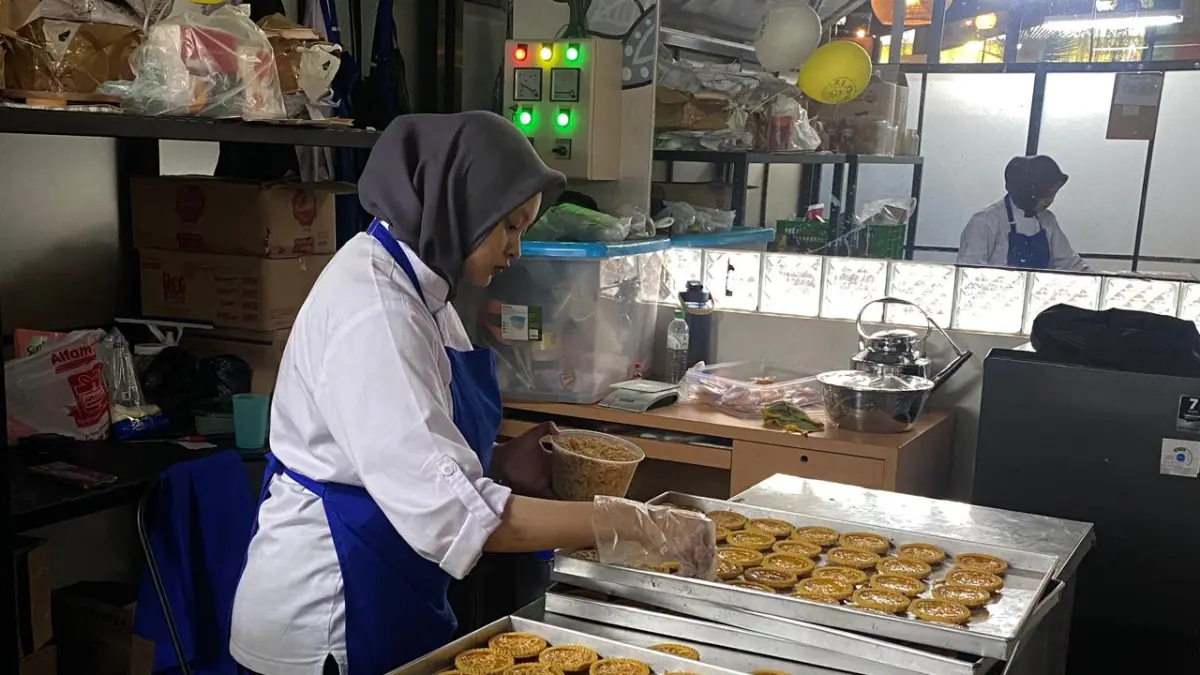 DILINDUNGI K3: Salah seorang siswa magang di toko oleh-oleh kawasan Kecamatan Junrejo beberapa waktu lalu.